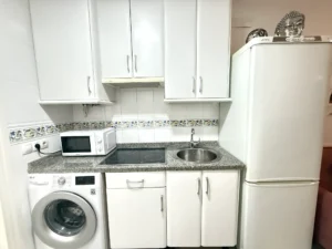 Salón moderno con cocina integrada y equipada en apartamento reformado en Fuengirola