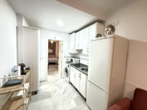 Salón moderno con cocina integrada y equipada en apartamento reformado en Fuengirola