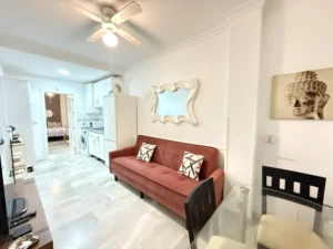 Salón moderno con cocina integrada y equipada en apartamento reformado en Fuengirola