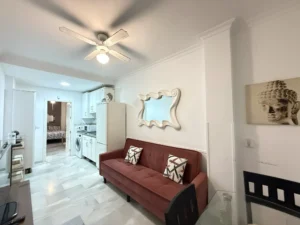 Salón moderno con cocina integrada y equipada en apartamento reformado en Fuengirola