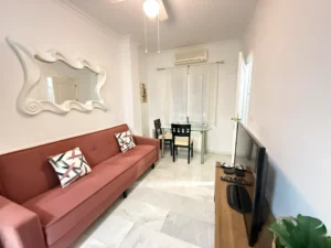 Salón moderno con cocina integrada y equipada en apartamento reformado en Fuengirola