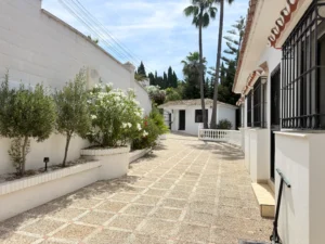 Fachada de espectacular chalet independiente de dos plantas reformado en La Sierrezuela Mijas