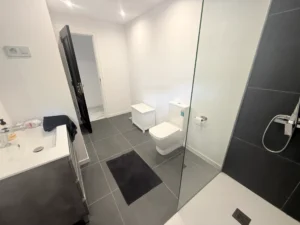 Baño principal en suite reformado con acabados modernos en chalet independiente en La Sierrezuela