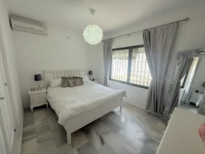 Dormitorio con armario empotrado chalet sierrezuela reformado