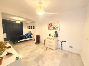 Dormitorio con armario empotrado chalet sierrezuela reformado