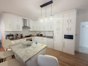 Cocina independiente moderna amueblada y totalmente equipada en chalet en La Sierrezuela