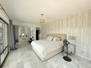 Dormitorio principal con vestidor integrado y acabados de calidad en chalet reformado