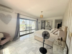 Dormitorio principal con vestidor integrado y acabados de calidad en chalet reformado