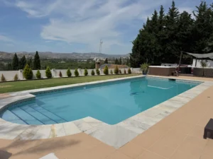 Jardín plano con piscina privada zona de barbacoa equipada y jacuzzi exterior en parcela de 1500 metros
