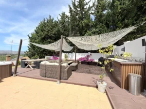 Jardín plano con piscina privada zona de barbacoa equipada y jacuzzi exterior en parcela de 1500 metros