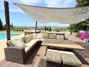 Jardín plano con piscina privada zona de barbacoa equipada y jacuzzi exterior en parcela de 1500 metros