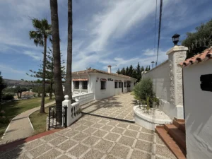Fachada de espectacular chalet independiente de dos plantas reformado en La Sierrezuela Mijas