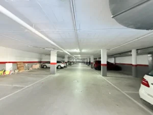 Plaza de garaje privada en aparcamiento subterráneo comunitario de urbanización residencial
