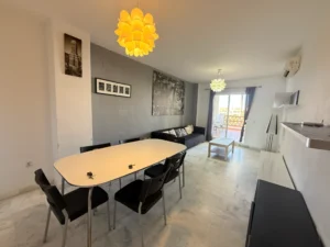Salón comedor amplio y luminoso con acceso directo a terraza privada en urbanización exclusiva