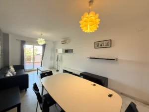 Salón comedor amplio y luminoso con acceso directo a terraza privada en urbanización exclusiva