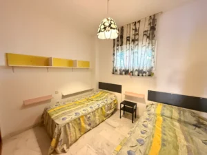 Dormitorio doble con armarios empotrados y puerta de salida a terraza en piso en venta