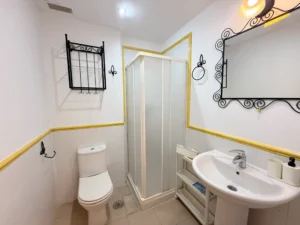 Baño completo en suite con bañera y acabados de calidad en piso en Riviera del Sol