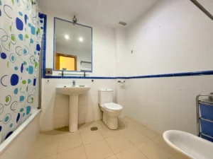 Baño completo en suite con bañera y acabados de calidad en piso en Riviera del Sol