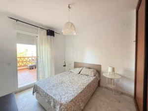 Dormitorio doble con armarios empotrados y puerta de salida a terraza en piso en venta