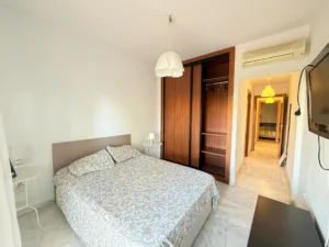 Dormitorio doble con armarios empotrados y puerta de salida a terraza en piso en venta