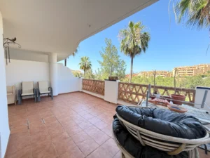 Gran terraza de cuarenta metros cuadrados con vistas al mar y al campo de golf en Riviera del Sol Mijas