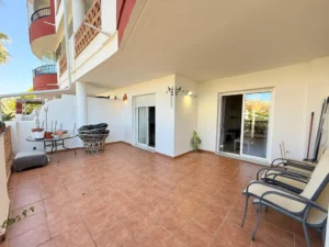 Gran terraza de cuarenta metros cuadrados con vistas al mar y al campo de golf en Riviera del Sol Mijas