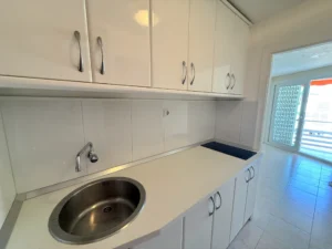 Cocina equipada moderna y amueblada en estudio Calypso 1