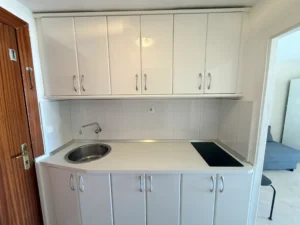 Cocina equipada moderna y amueblada en estudio Calypso 1