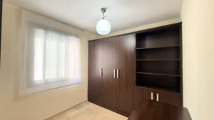 Dormitorio con armarios empotrados y mobiliario a medida de alta calidad en piso reformad
