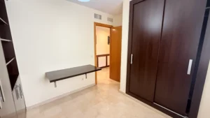 Dormitorio con armarios empotrados y mobiliario a medida de alta calidad en piso reformad