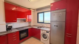 Cocina independiente amueblada con despensa y ventana exterior con vistas al mar en venta