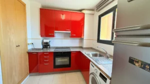 Cocina independiente amueblada con despensa y ventana exterior con vistas al mar en venta