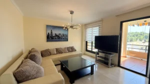 Salón comedor con muebles a medida y acceso a terraza acristalada con vistas al mar en Los Pacos Fuengirola