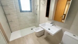 Baño completo reformado con acabados modernos en apartamento en Los Pacos