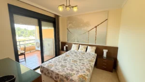 Dormitorio con armarios empotrados y mobiliario a medida de alta calidad en piso reformad