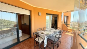 Salón comedor con muebles a medida y acceso a terraza acristalada con vistas al mar en Los Pacos Fuengirola