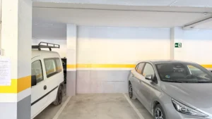 Plaza de aparcamiento subterráneo en garaje comunitario de edificio residencial