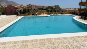 Instalaciones comunitarias con piscina exterior y gimnasio en urbanización privada de Fuengirola