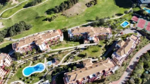 Piscina comunitaria climatizada y jardines tropicales en urbanización privada de Riviera del Sol