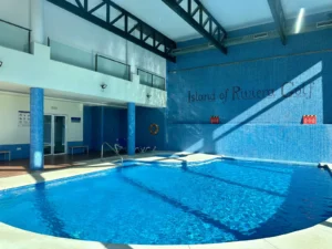 Piscina comunitaria climatizada y jardines tropicales en urbanización privada de Riviera del Sol