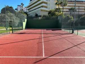 Piscina comunitaria climatizada y jardines tropicales en urbanización privada de Riviera del Sol