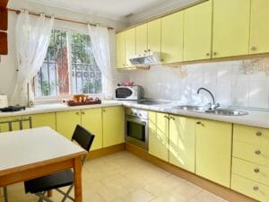 Cocina equipada en chalet en venta en Las Brisas Marbella