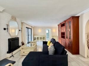 Salón comedor amplio y luminoso en casa independiente en Calle Luís de Góngora Marbella