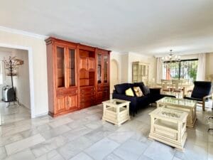 Salón comedor amplio y luminoso en casa independiente en Calle Luís de Góngora Marbella