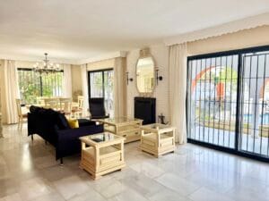 Salón comedor amplio y luminoso en casa independiente en Calle Luís de Góngora Marbella