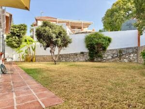 Jardín privado con piscina en chalet independiente en Las Brisas Marbella