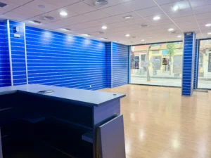 Interior diáfano de local comercial en alquiler en Los Boliches Fuengirola con aire acondicionado