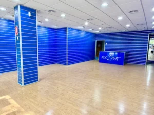 Interior diáfano de local comercial en alquiler en Los Boliches Fuengirola con aire acondicionado