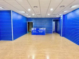 Interior diáfano de local comercial en alquiler en Los Boliches Fuengirola con aire acondicionado