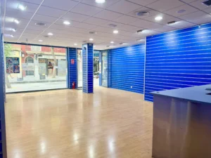 Interior diáfano de local comercial en alquiler en Los Boliches Fuengirola con aire acondicionado